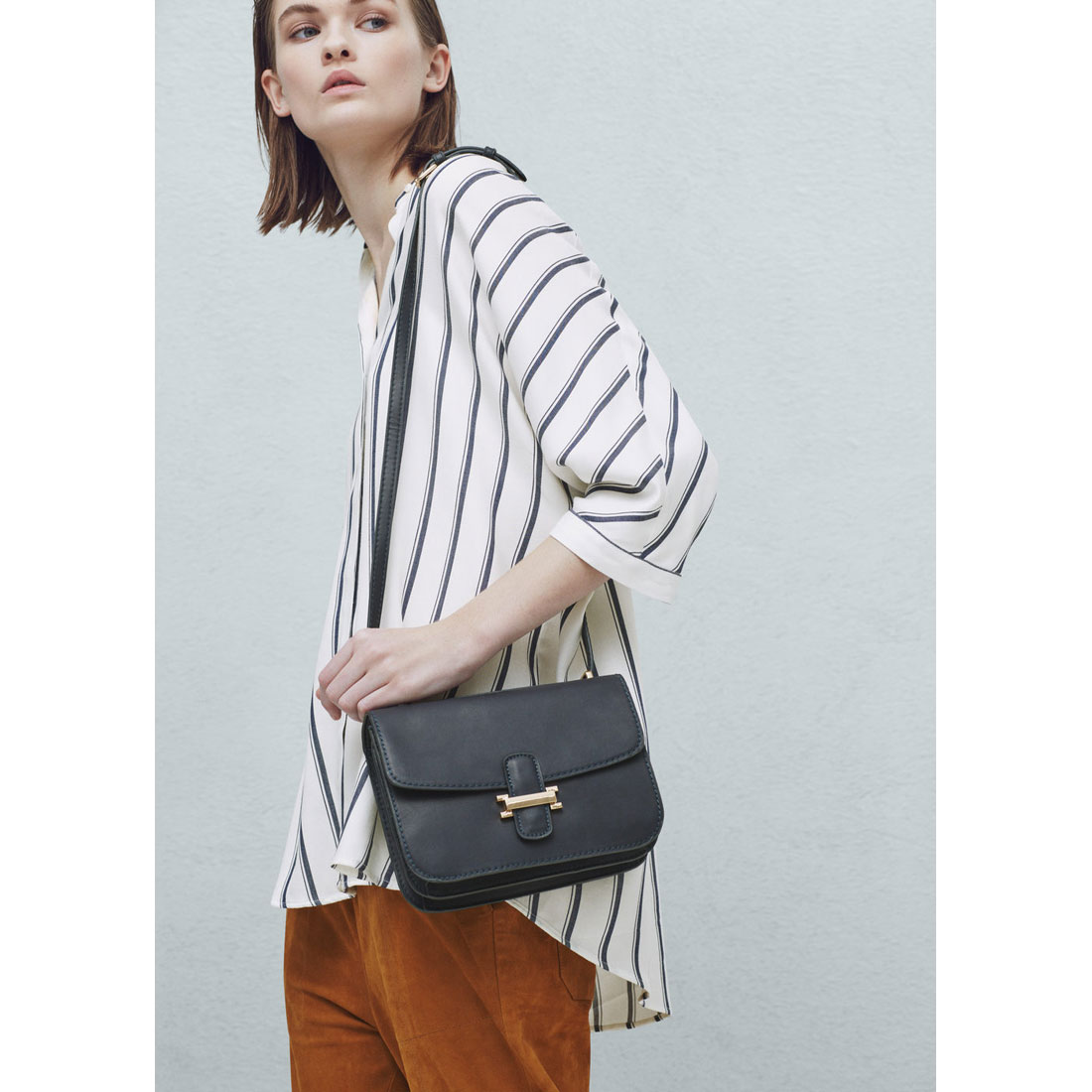 マンゴ MANGO Flap cross-body bag （navy）