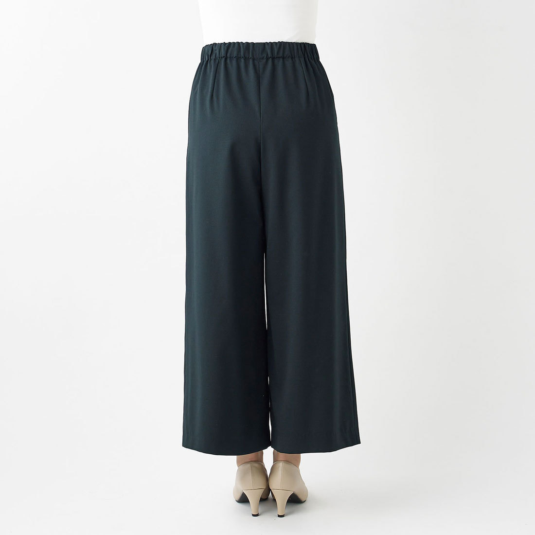 暗めのボトムス